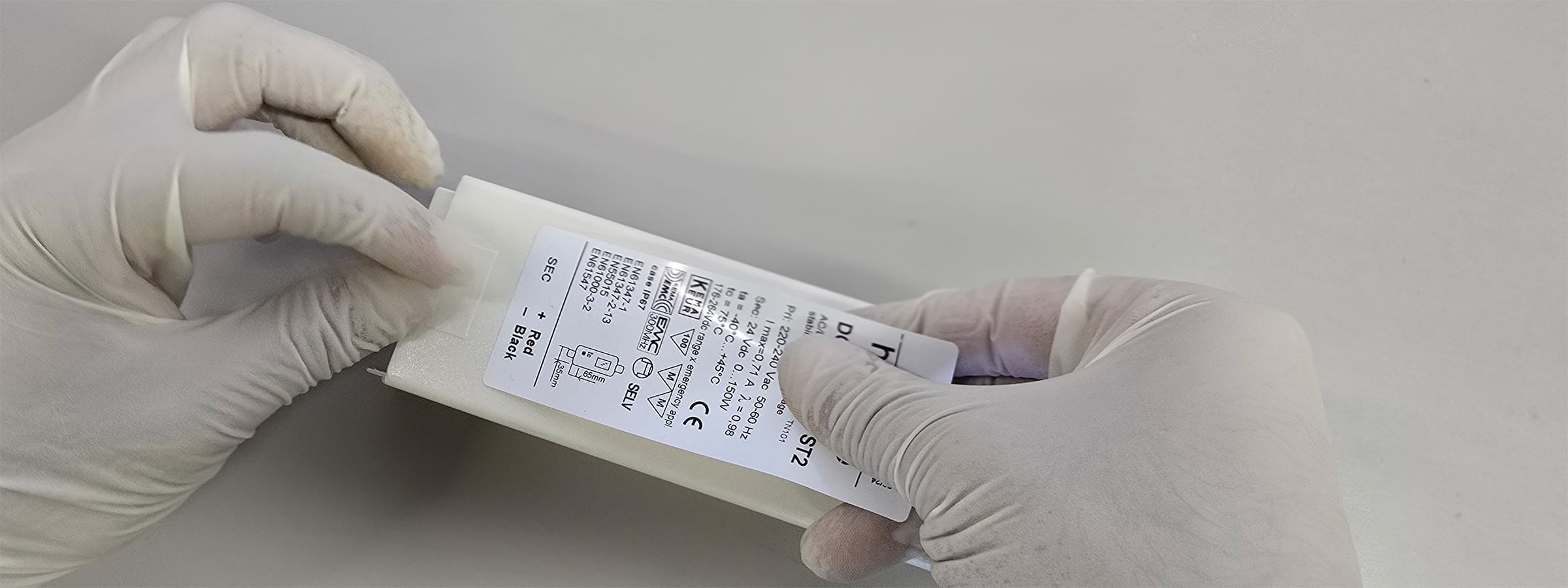 Etichettatura manuale conto terzi - Terzista applicazione etichette